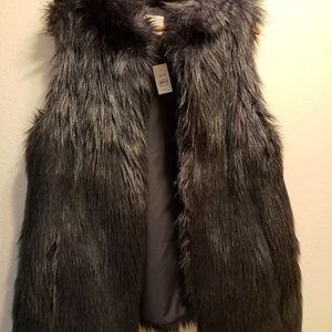 LOFT....VEST Faux FUR. BRAND NEW.Size m/L